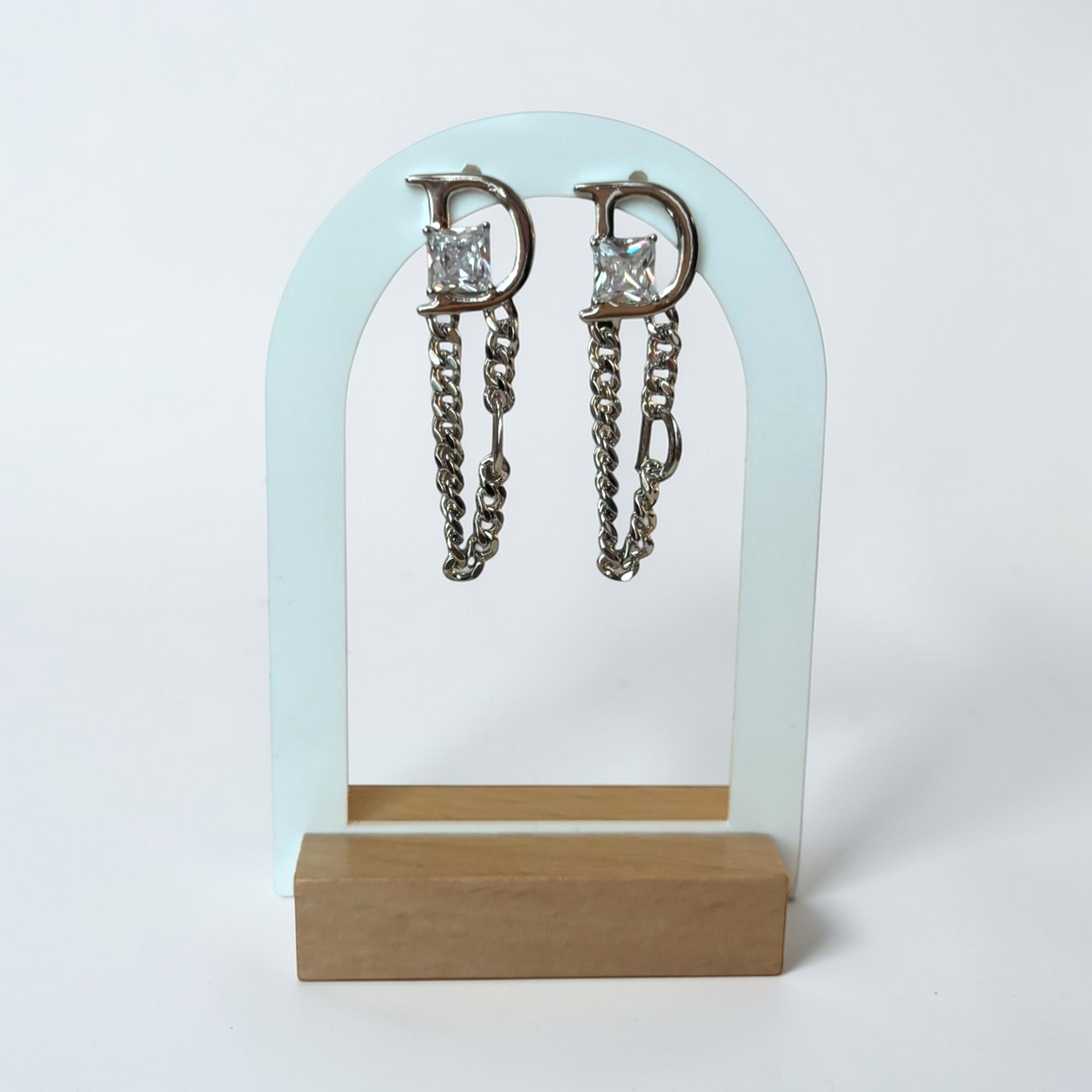 Pendientes elegantes de circonita con la letra D