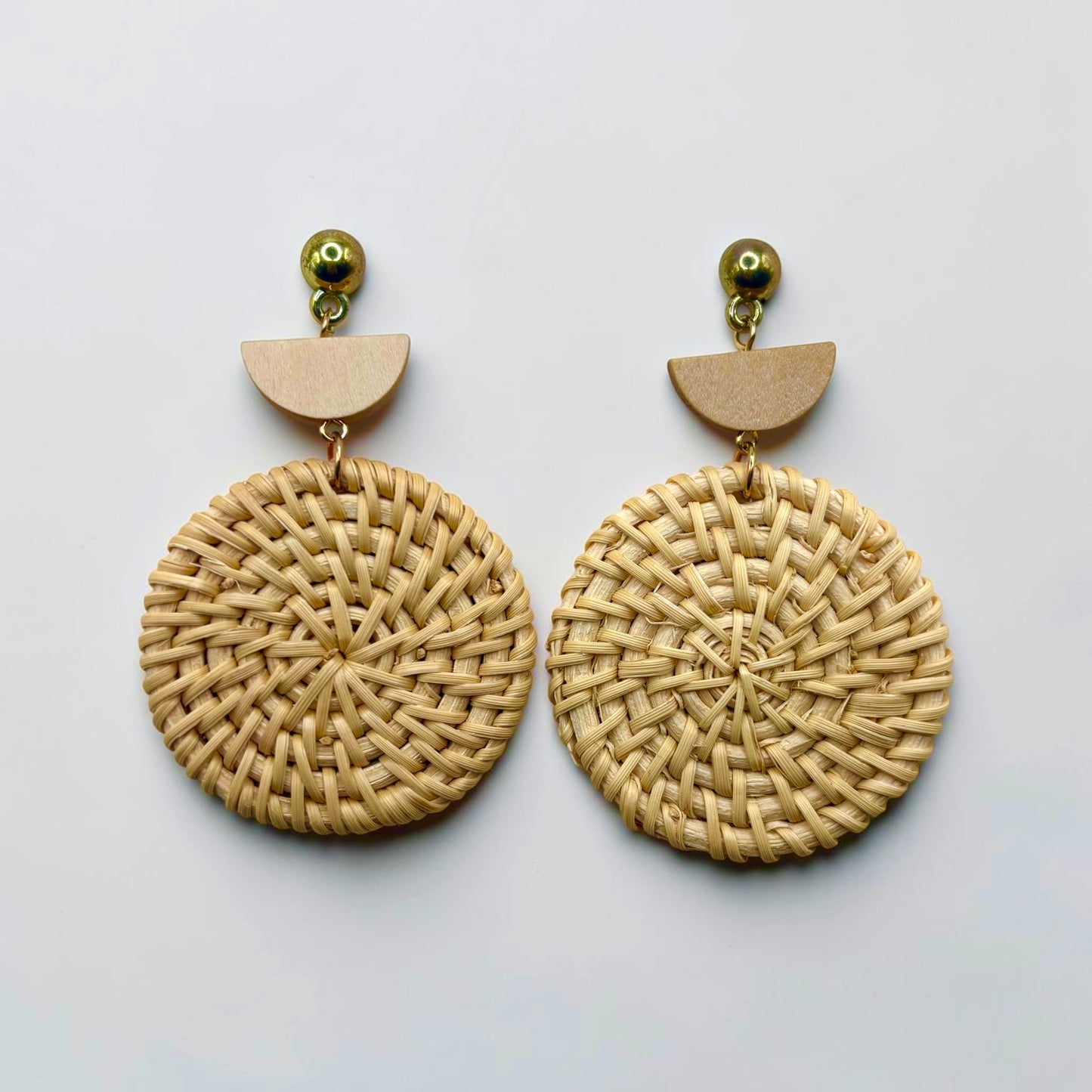 Pendientes colgantes trenzados de madera hechos a mano