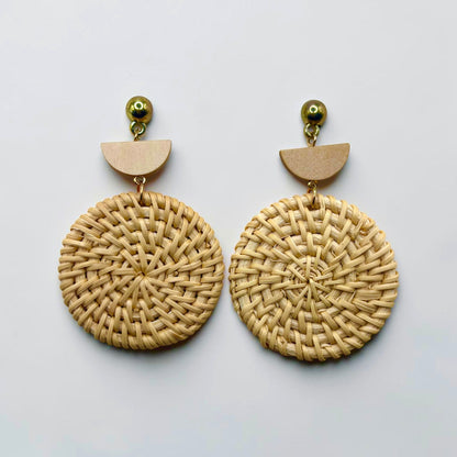 Pendientes colgantes trenzados de madera hechos a mano