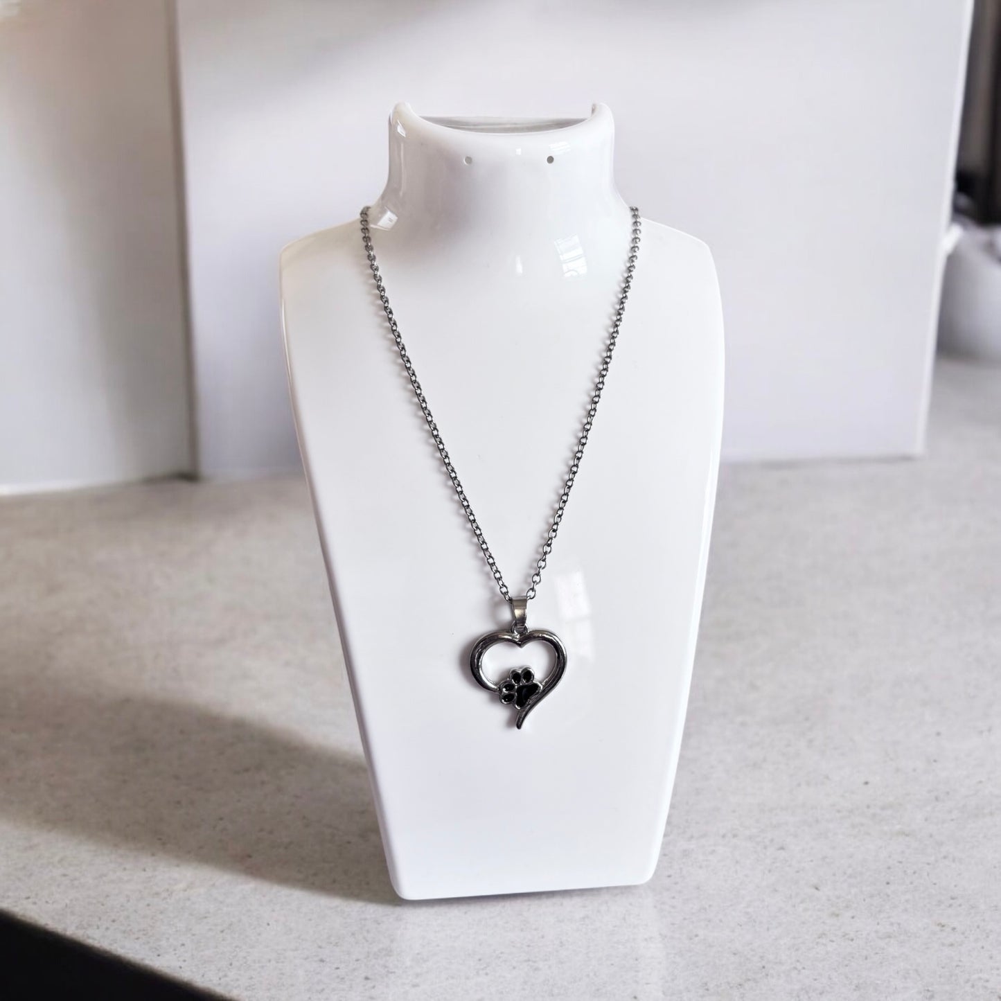 Collar con dije de pata y corazón para mujer