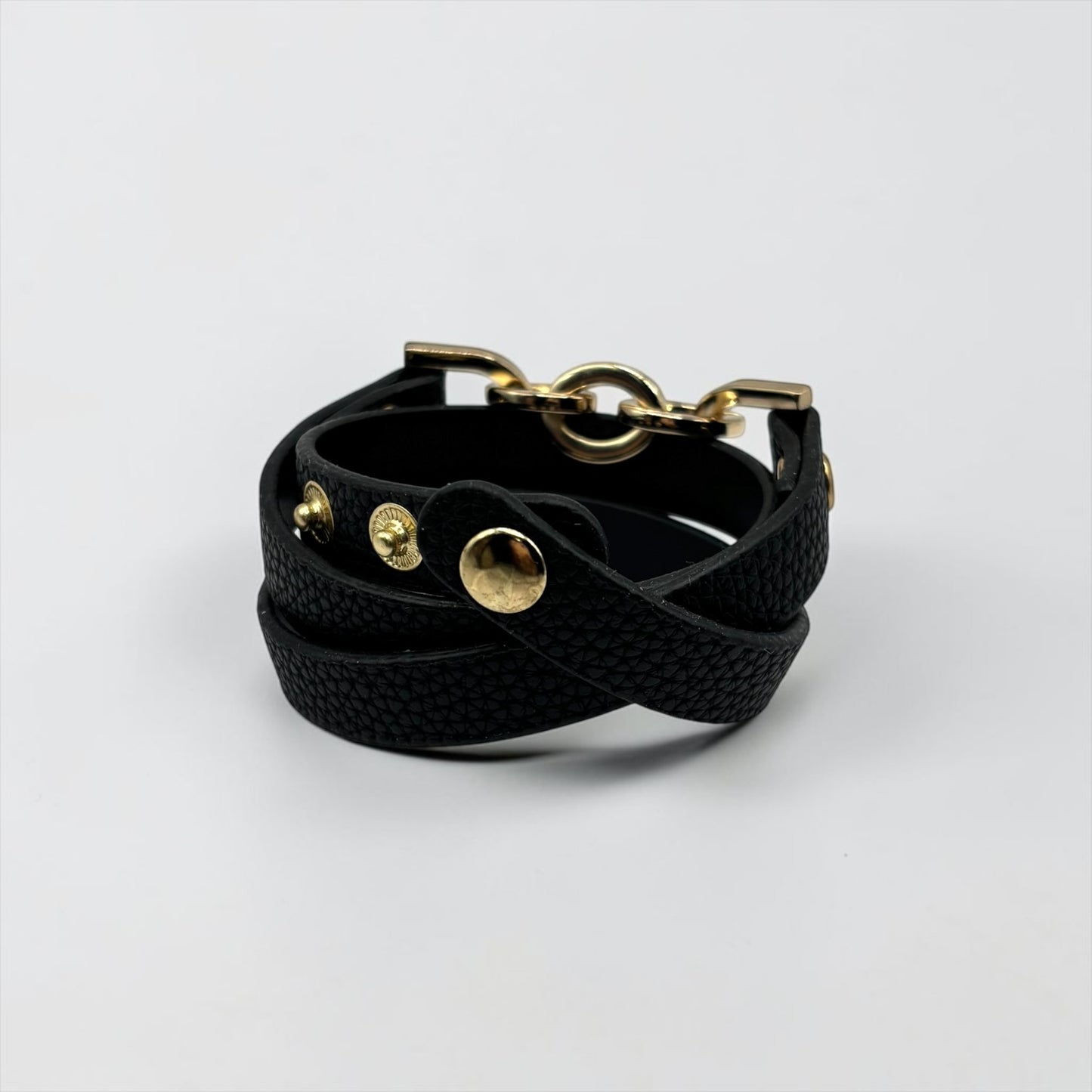 Pulsera vintage de cuero con múltiples capas y dijes