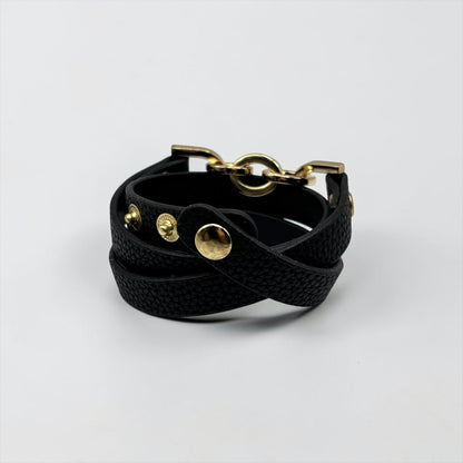 Pulsera vintage de cuero con múltiples capas y dijes