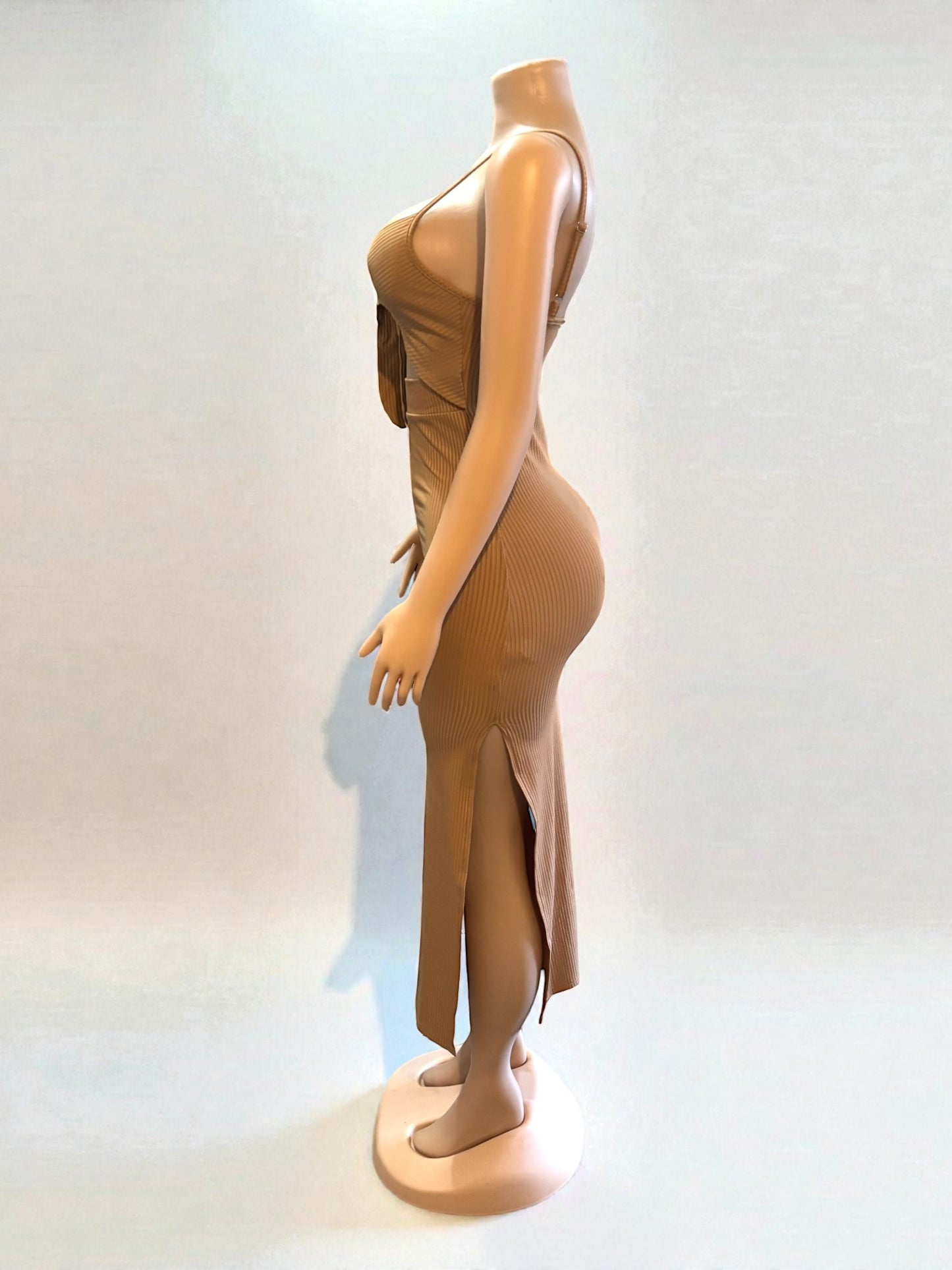 Vestido largo exclusivo con abertura lateral de color caqui para mujer