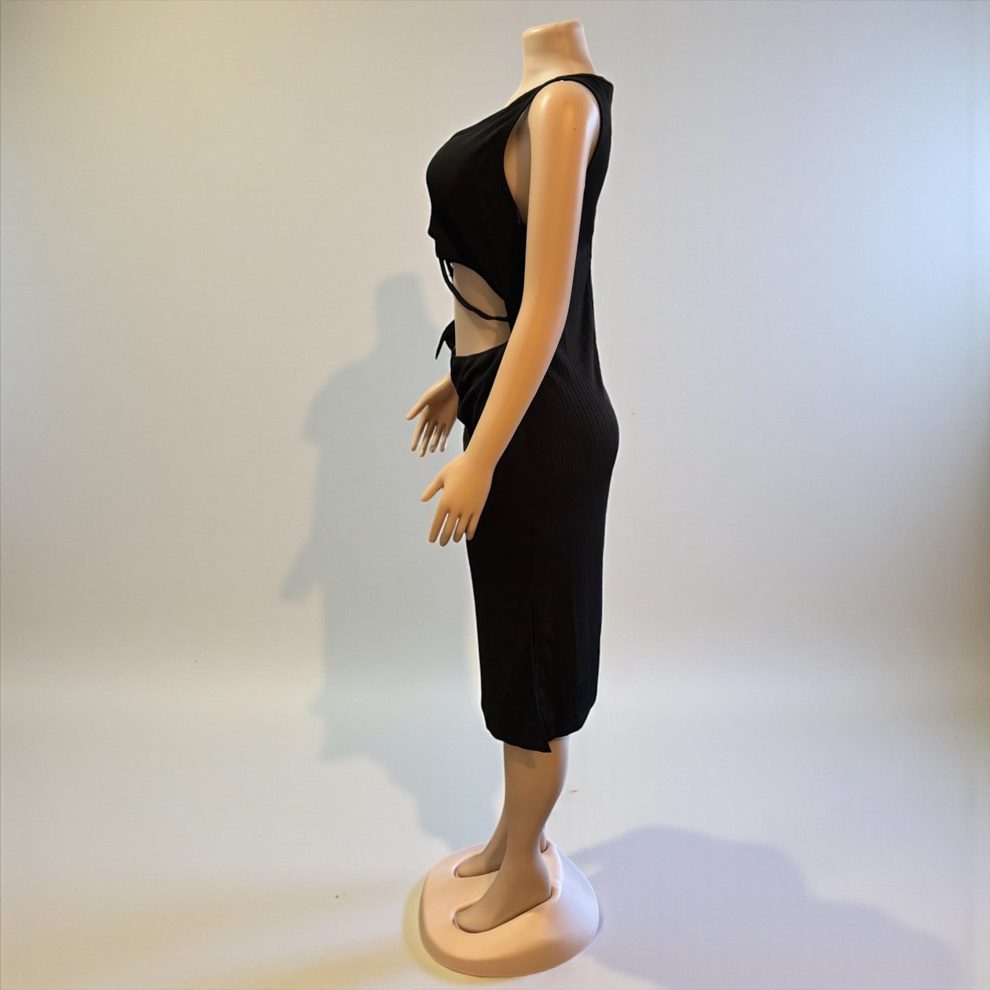 Vestido midi sin mangas con aberturas entrecruzadas en color negro