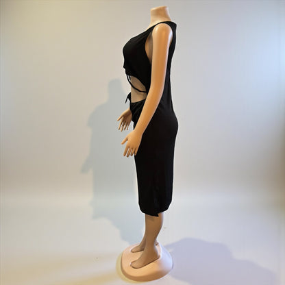 Vestido midi sin mangas con aberturas entrecruzadas en color negro