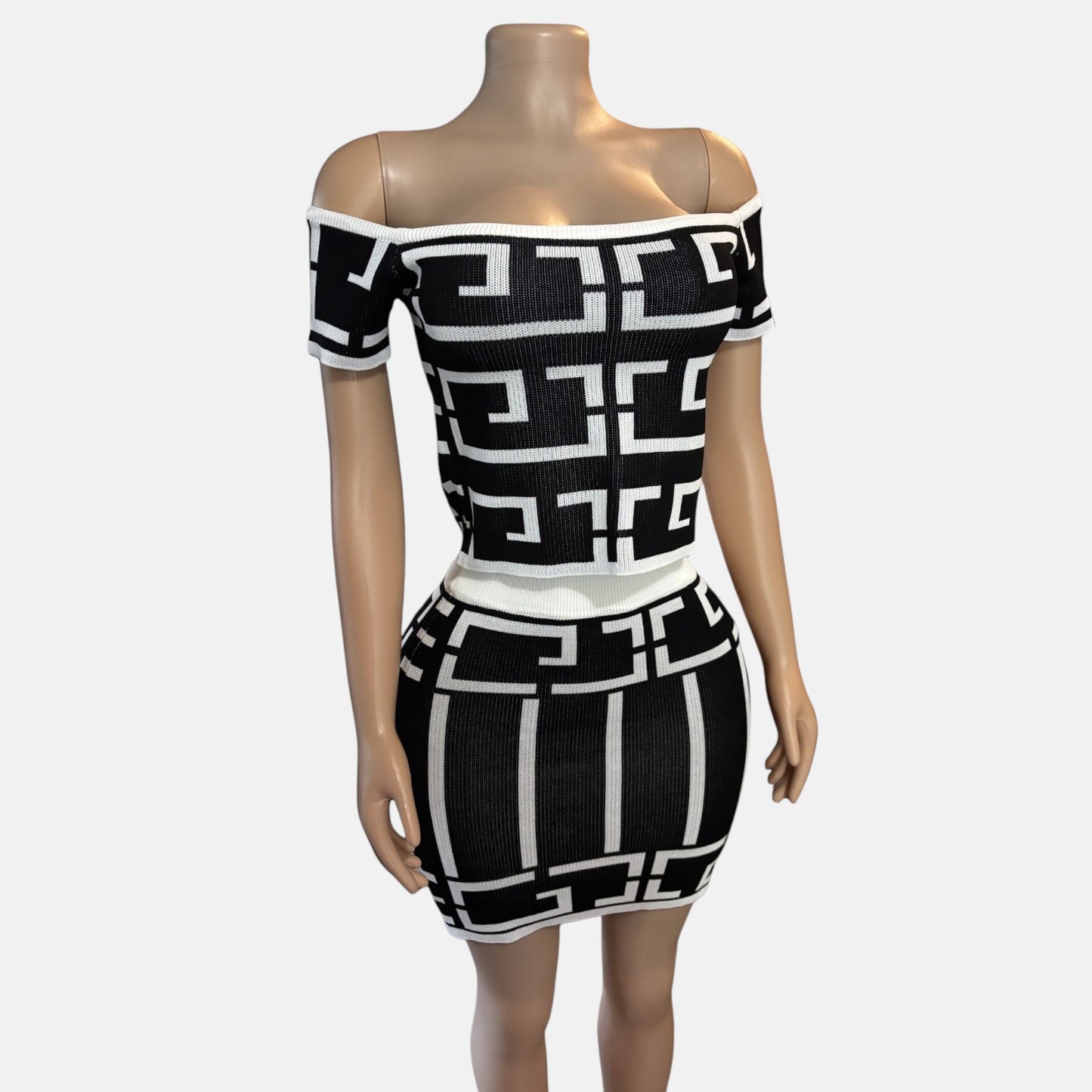 Conjunto con estampado geométrico y hombros descubiertos