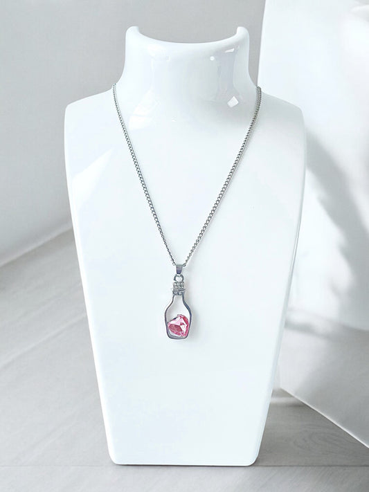 Collar de plata antigua con botella y diamante