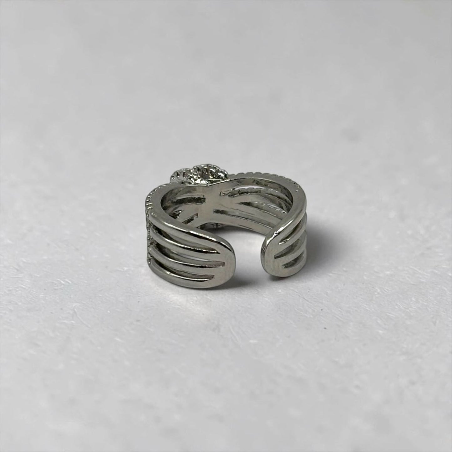 Anillo ajustable de circonitas con nudos cruzados