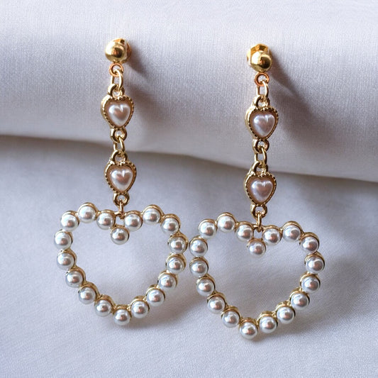 Pendientes largos de perlas con forma de corazón