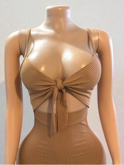 Vestido largo exclusivo con abertura lateral de color caqui para mujer