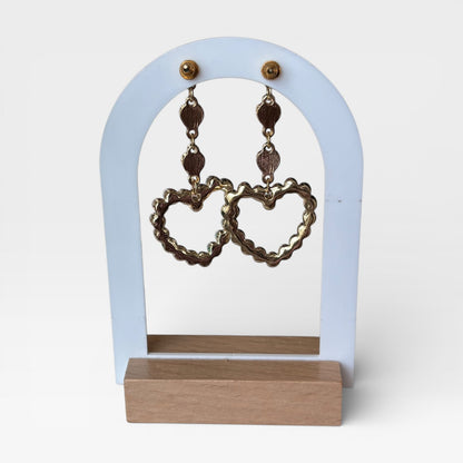 Pendientes largos de perlas con forma de corazón