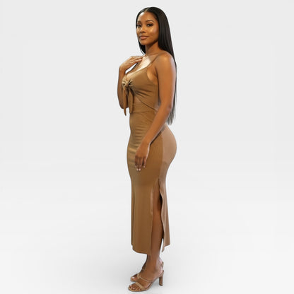 Vestido largo exclusivo con abertura lateral de color caqui para mujer