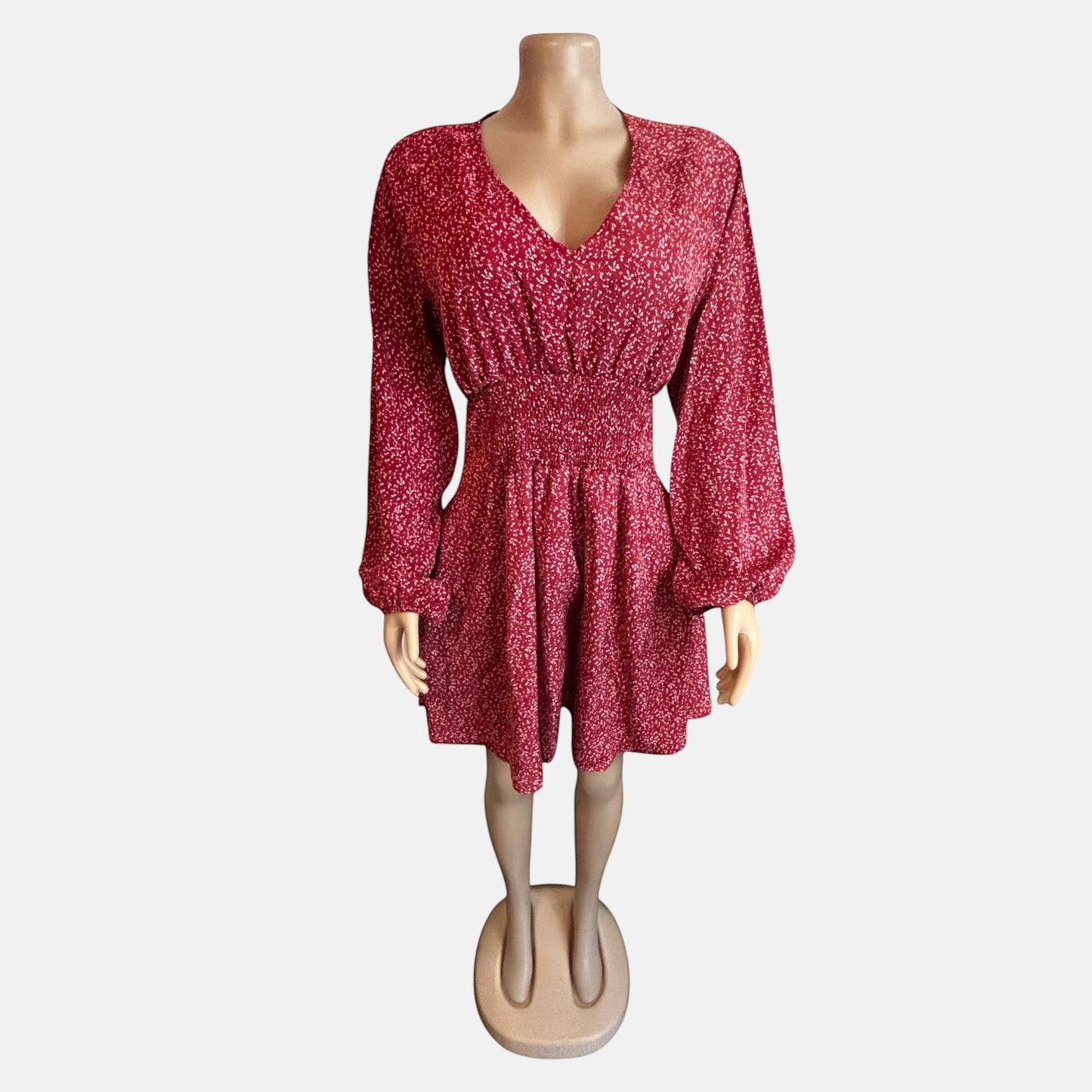 Vestido fluido color vino tinto con volantes para mujer