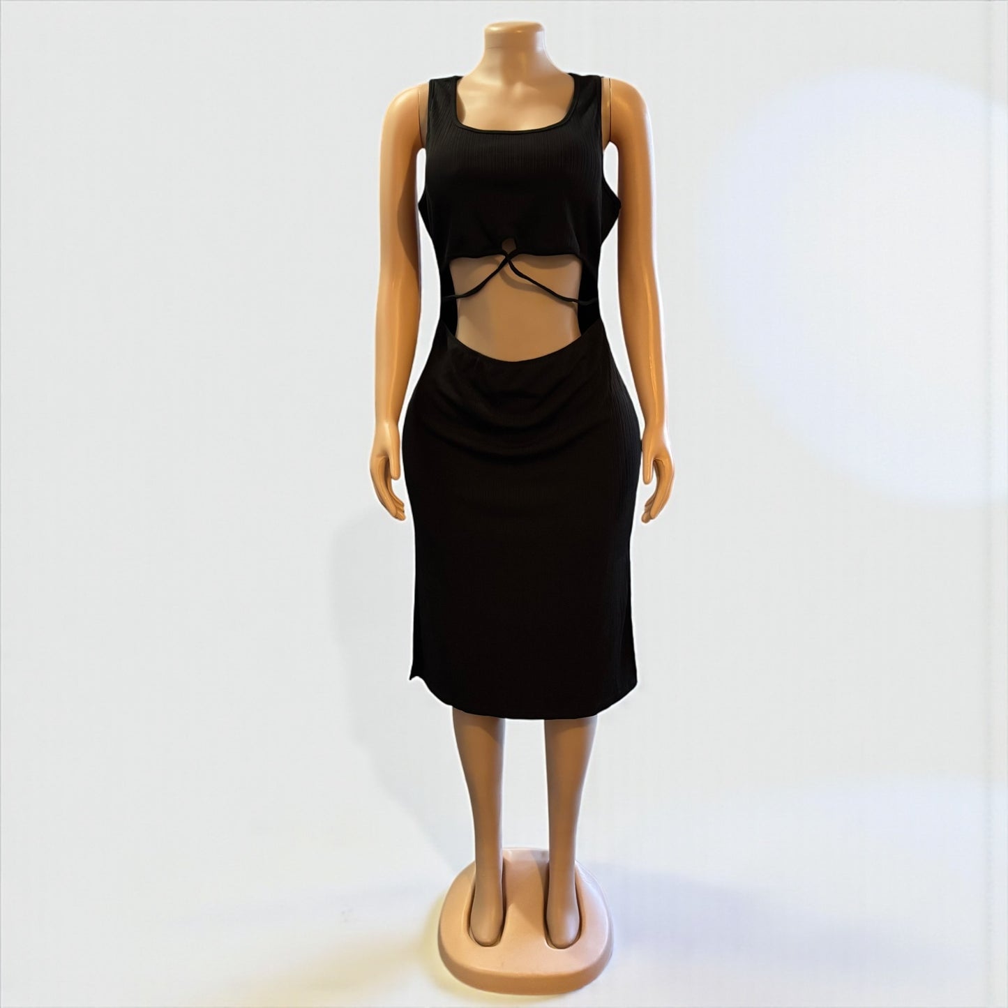 Vestido midi sin mangas con aberturas entrecruzadas en color negro