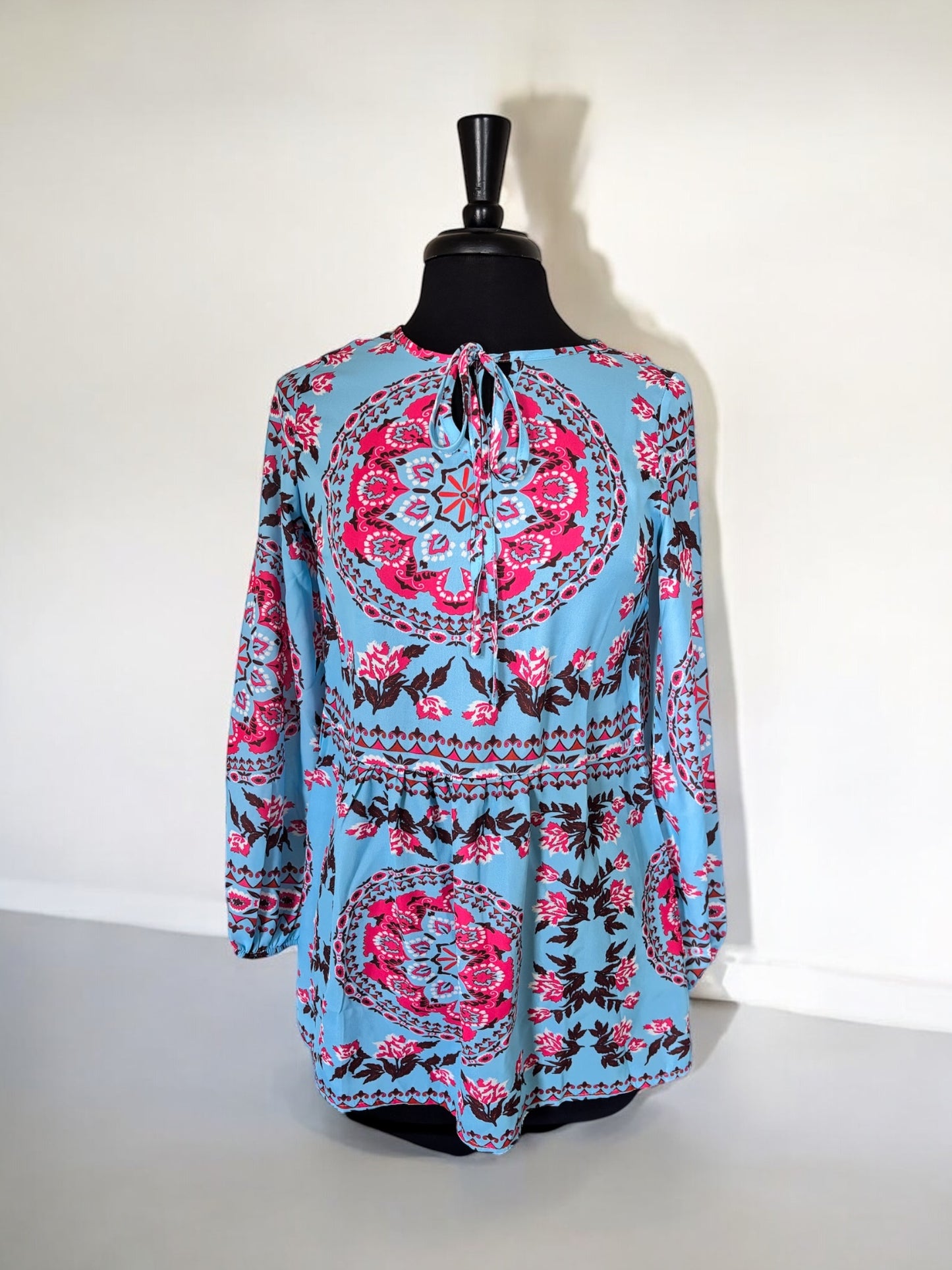 Blusa con escote en V, borlas y lazo con estampado bohemio azul