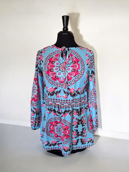 Blusa con escote en V, borlas y lazo con estampado bohemio azul