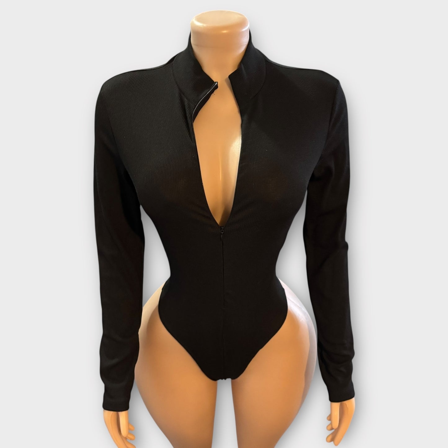 Body de mujer con cremallera en la espalda y manga larga