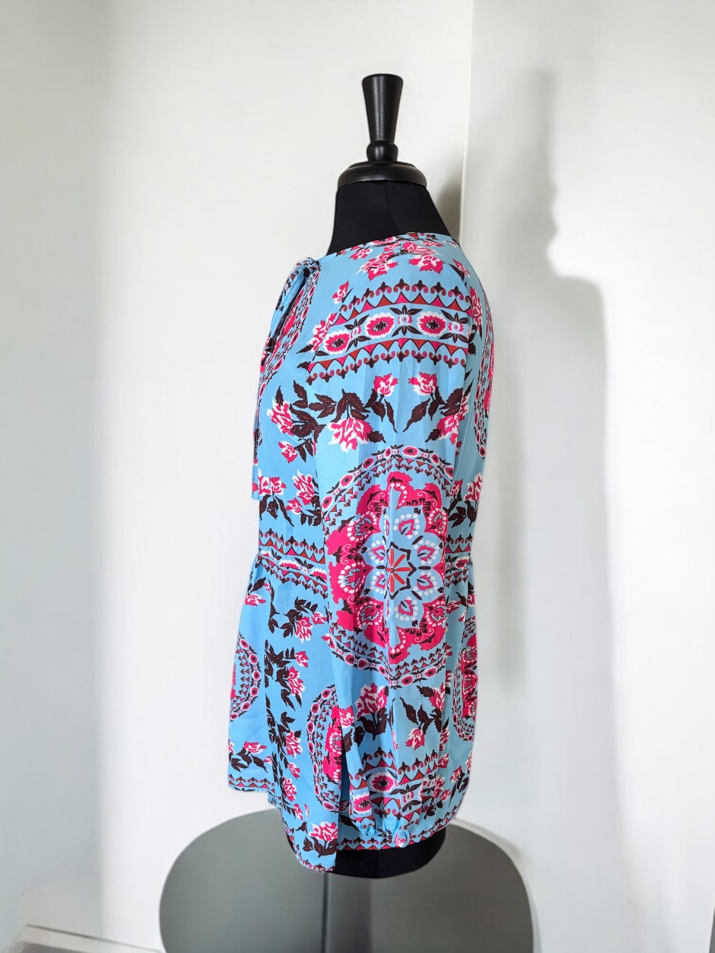Blusa con escote en V, borlas y lazo con estampado bohemio azul