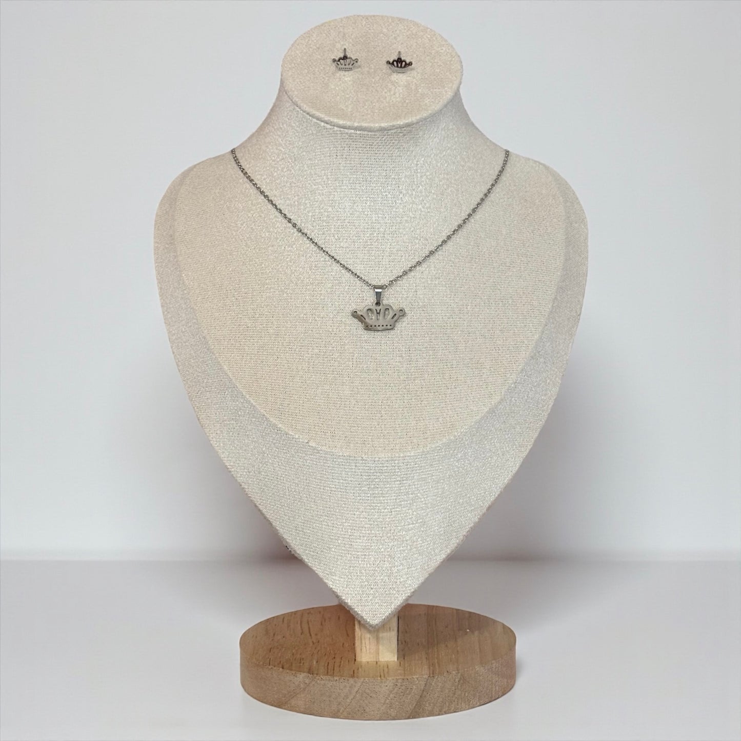 Conjunto de collar y pendientes con corona de acero inoxidable
