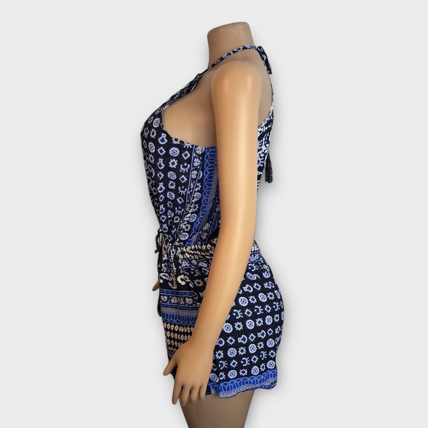 Mono corto con escote halter y abertura en la boca de cerradura para mujer en color azul