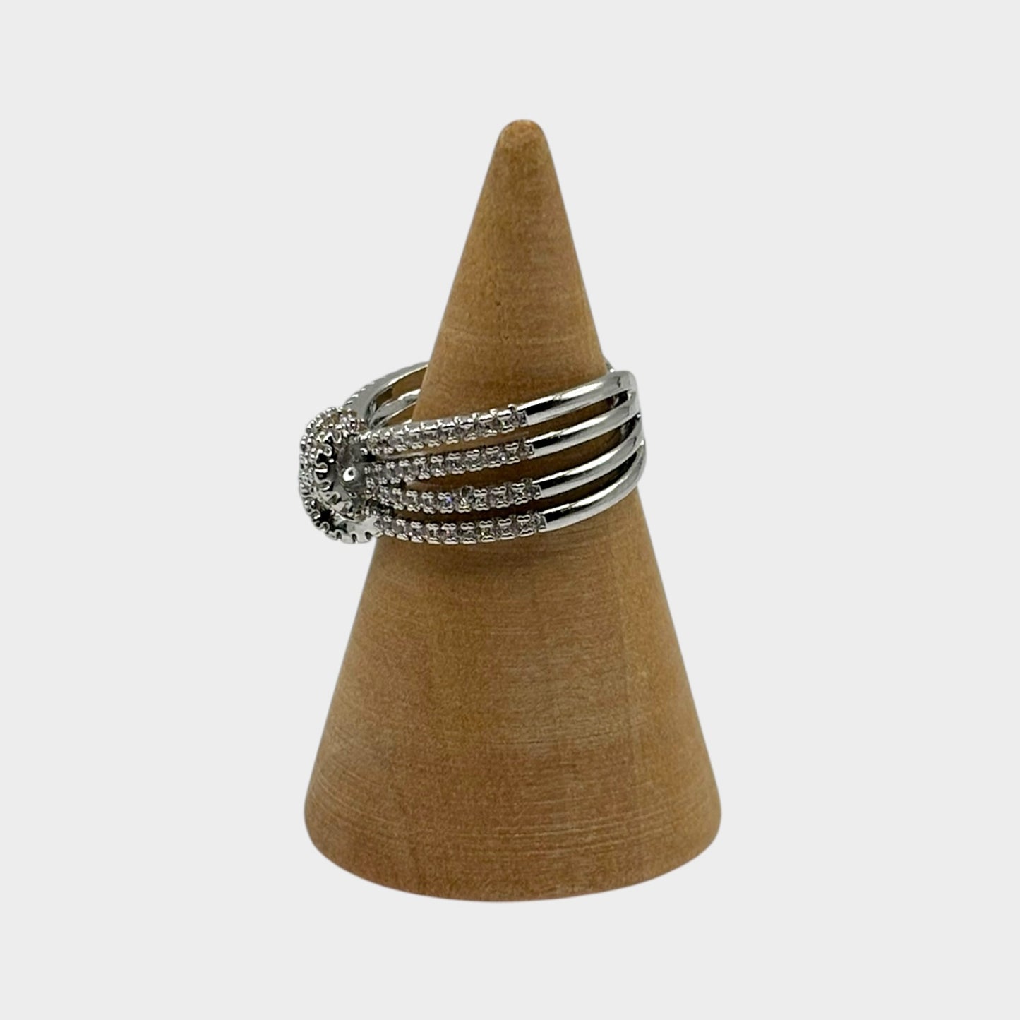 Anillo ajustable de circonitas con nudos cruzados
