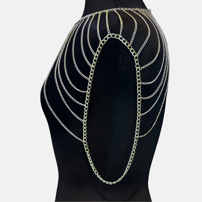 Cadena elegante con cuerpo de metal dorado de múltiples capas
