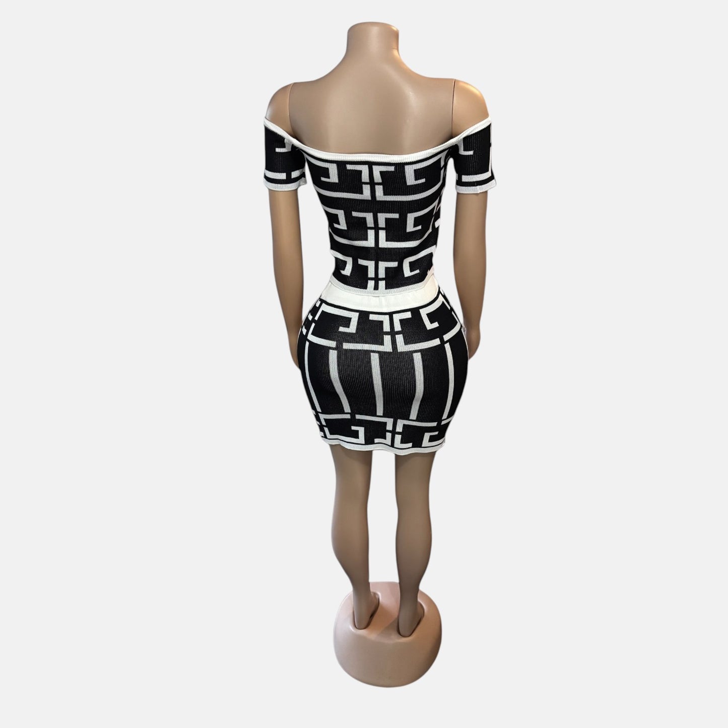 Conjunto con estampado geométrico y hombros descubiertos