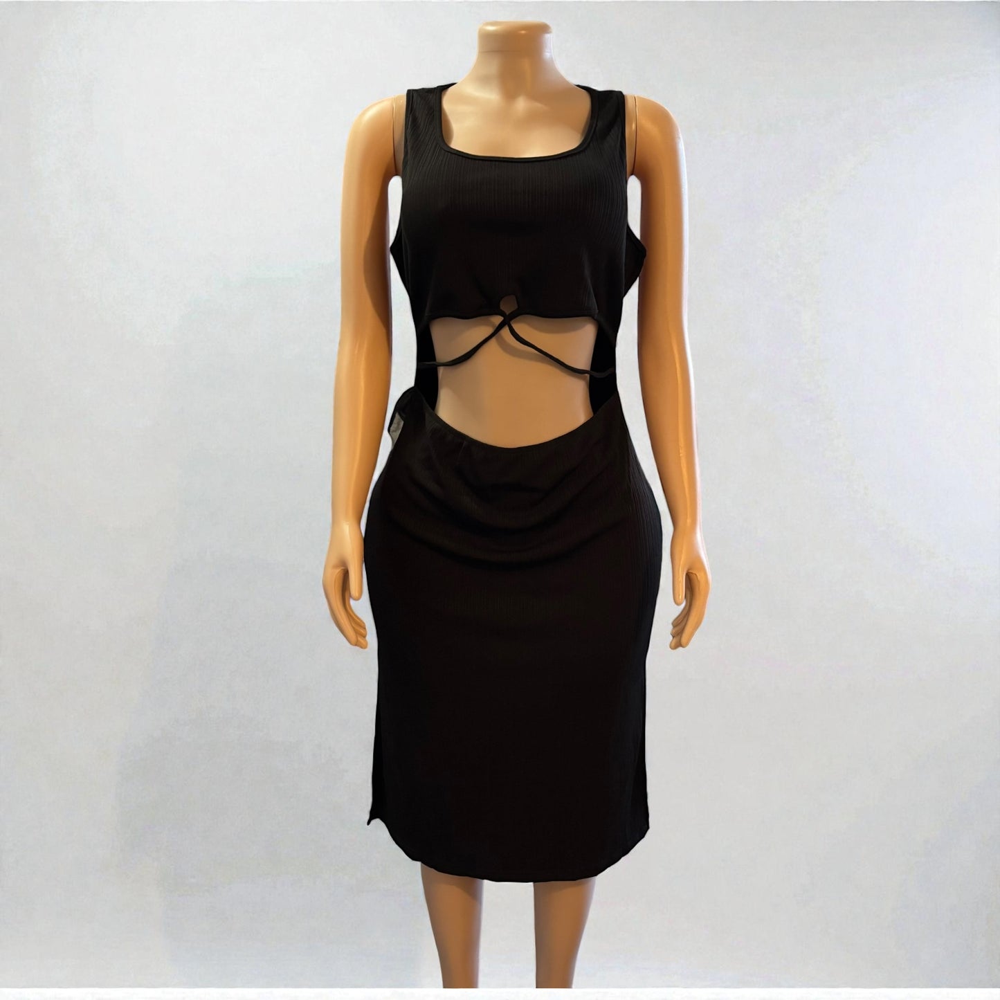 Vestido midi sin mangas con aberturas entrecruzadas en color negro