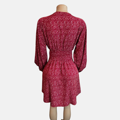 Vestido fluido color vino tinto con volantes para mujer