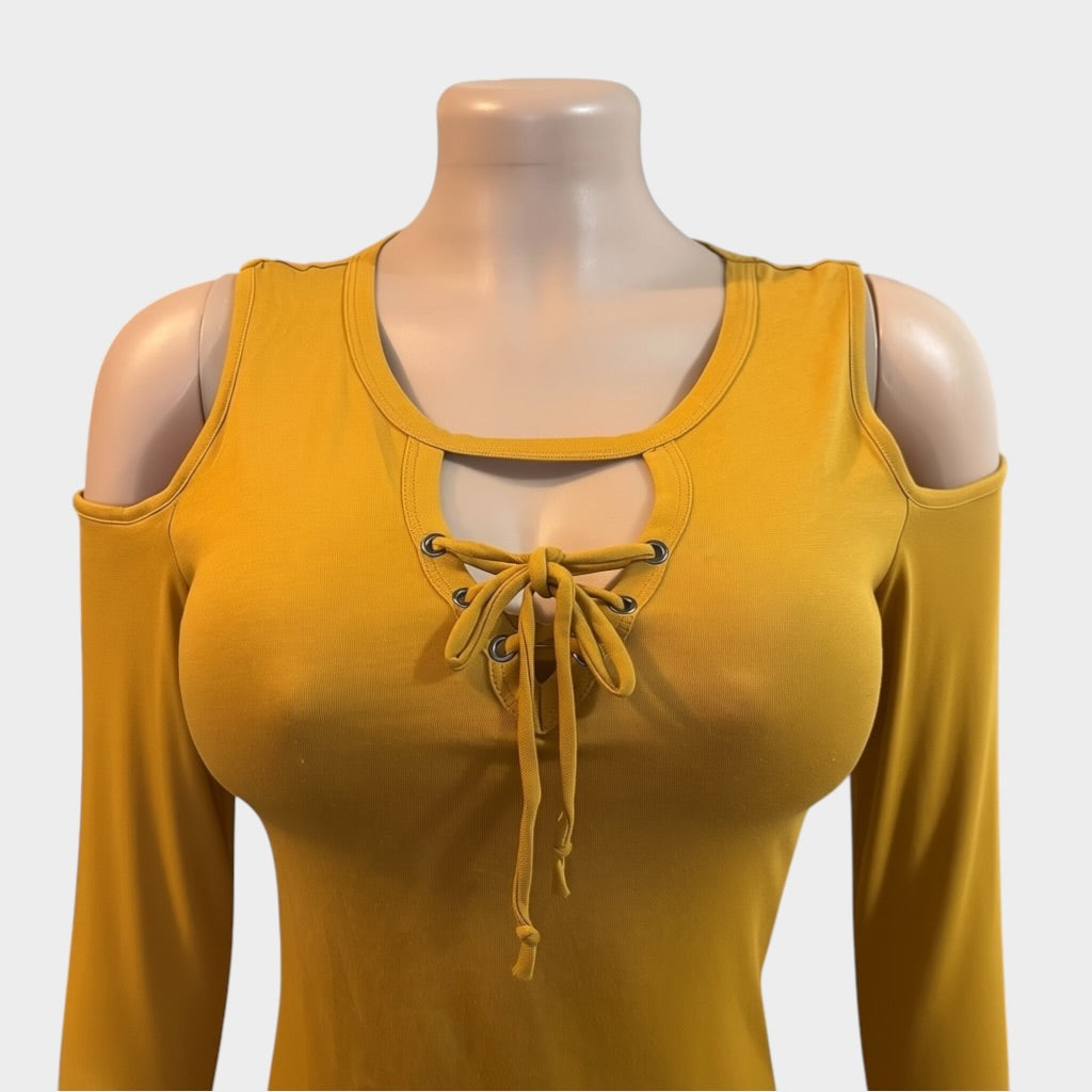 Blusa de mujer color mostaza lisa con hombros descubiertos