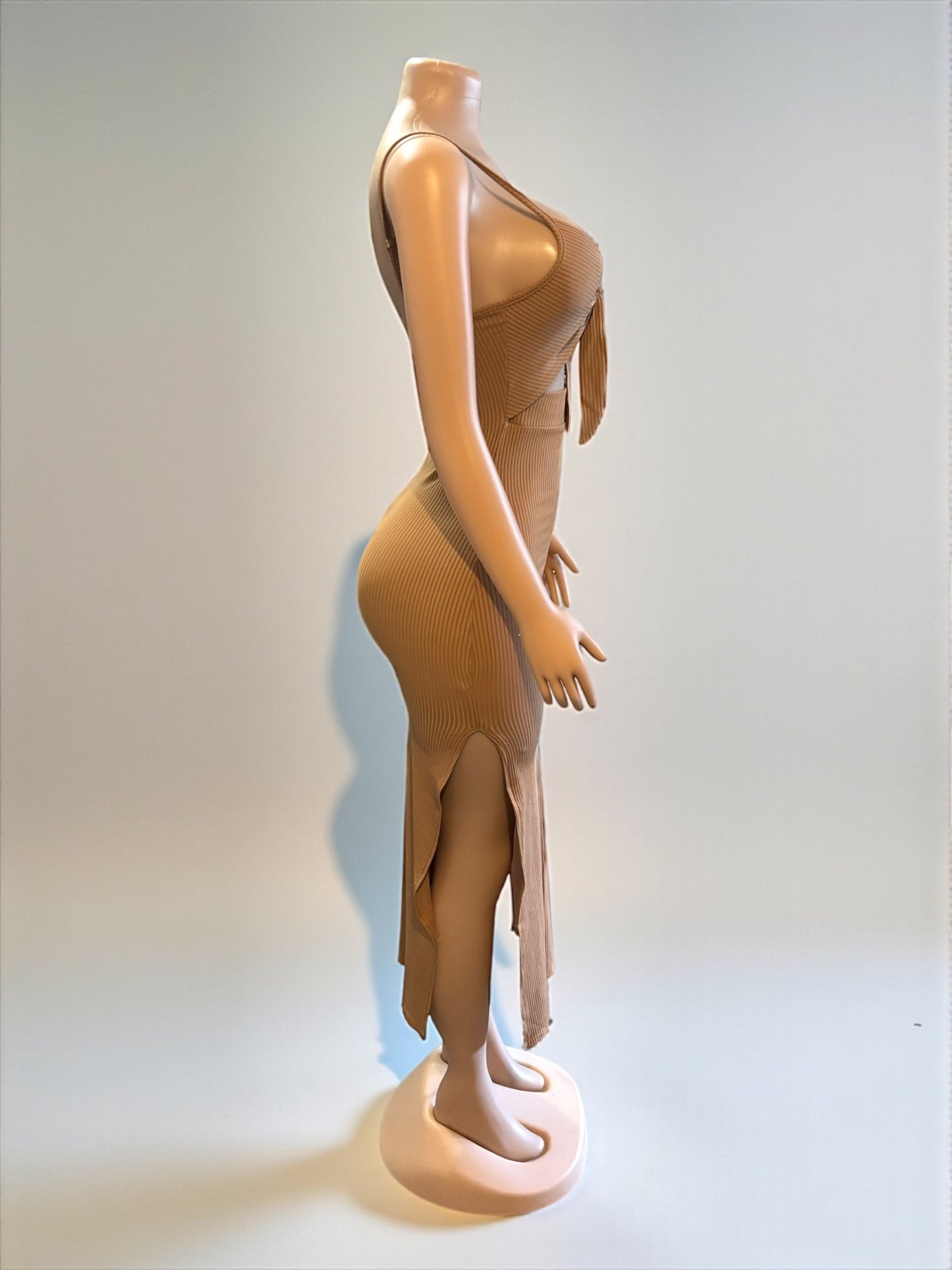 Vestido largo exclusivo con abertura lateral de color caqui para mujer