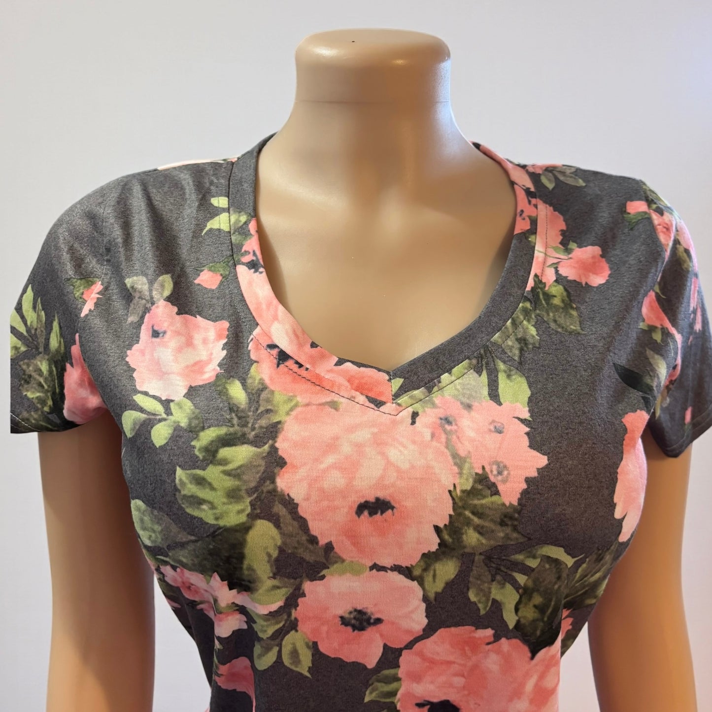 Camisa de manga corta gris con escote en V y flores para mujer