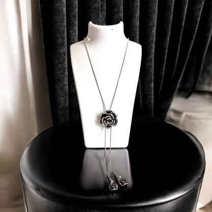 Collar largo ajustable con rosa de cristal negro