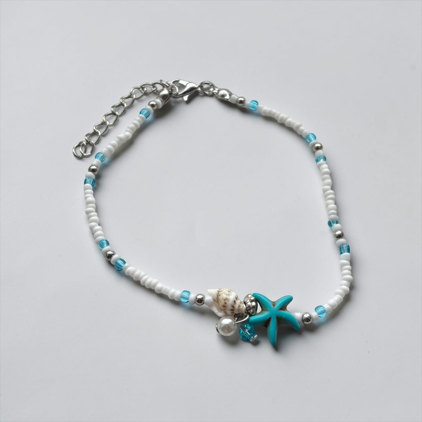 Pulsera bohemia de verano con estrellas de mar en el tobillo