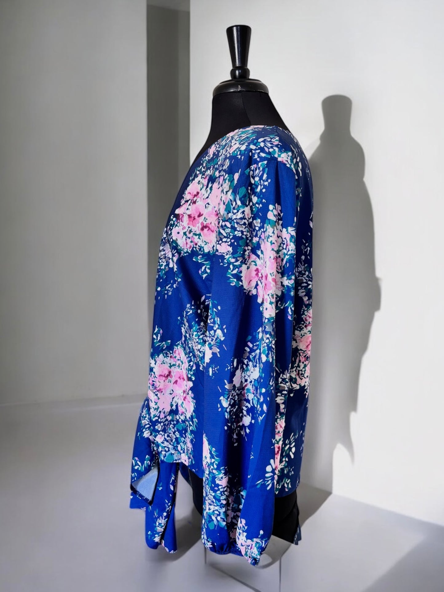 Blusa informal con cuello en V y lazo frontal con estampado floral para mujer