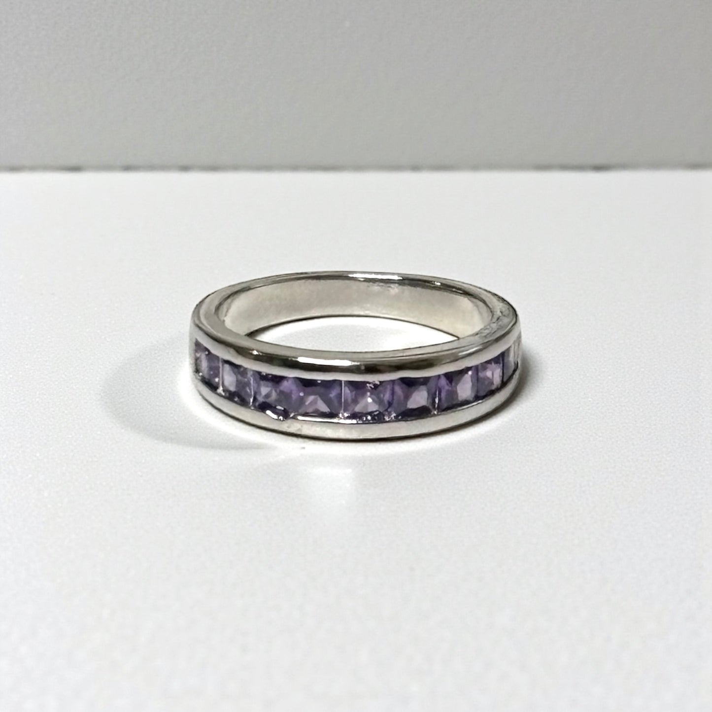 Anillo morado de plata esterlina de lujo