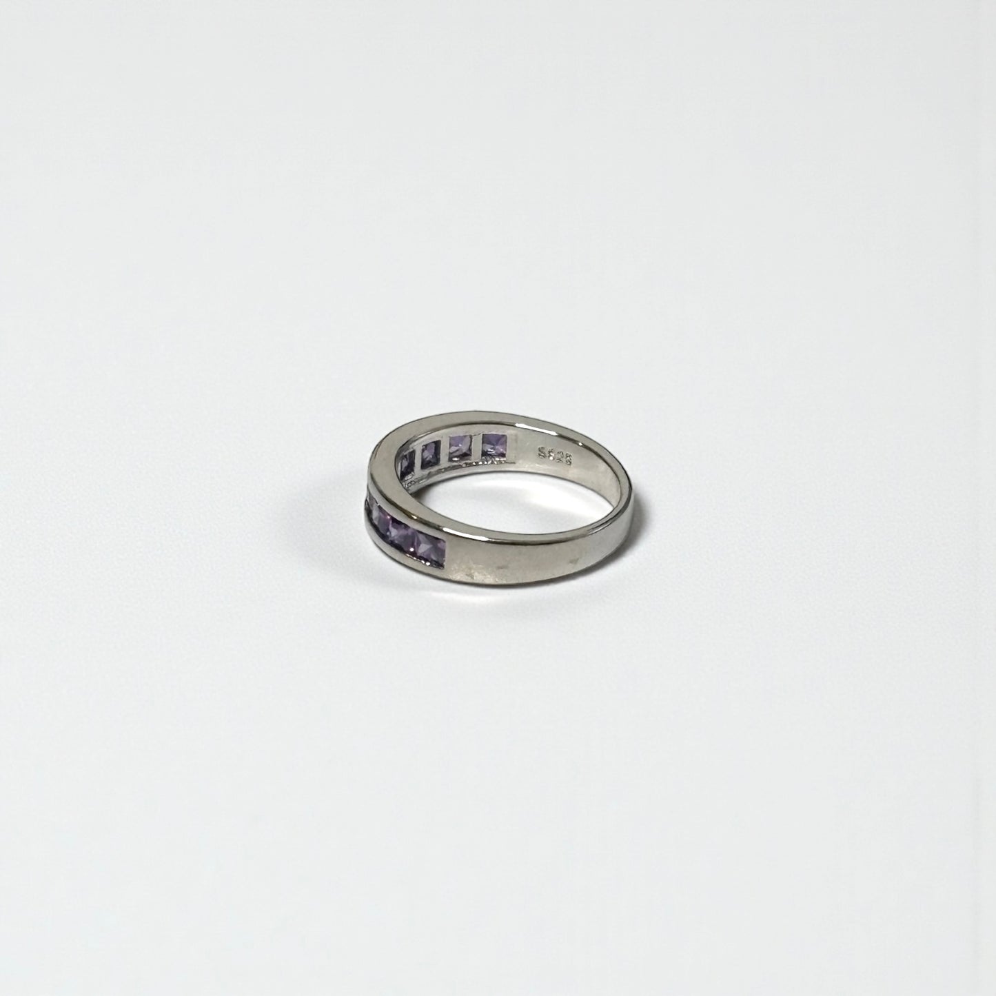 Anillo morado de plata esterlina de lujo