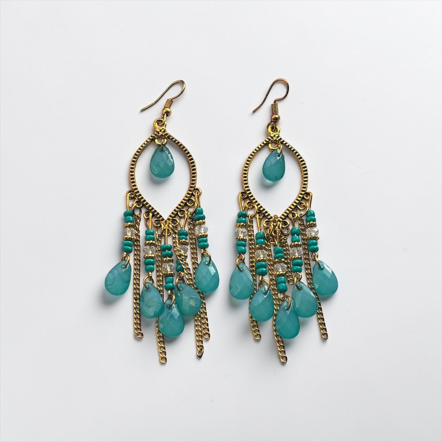 Pendientes largos con borlas y gotas de agua bañados en oro antiguo de estilo bohemio
