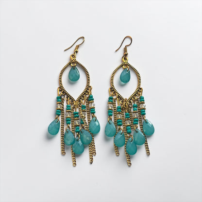 Pendientes largos con borlas y gotas de agua bañados en oro antiguo de estilo bohemio