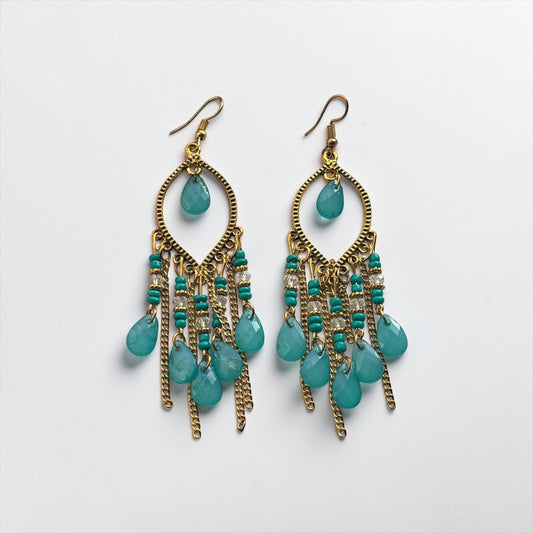 Pendientes largos con borlas y gotas de agua bañados en oro antiguo de estilo bohemio