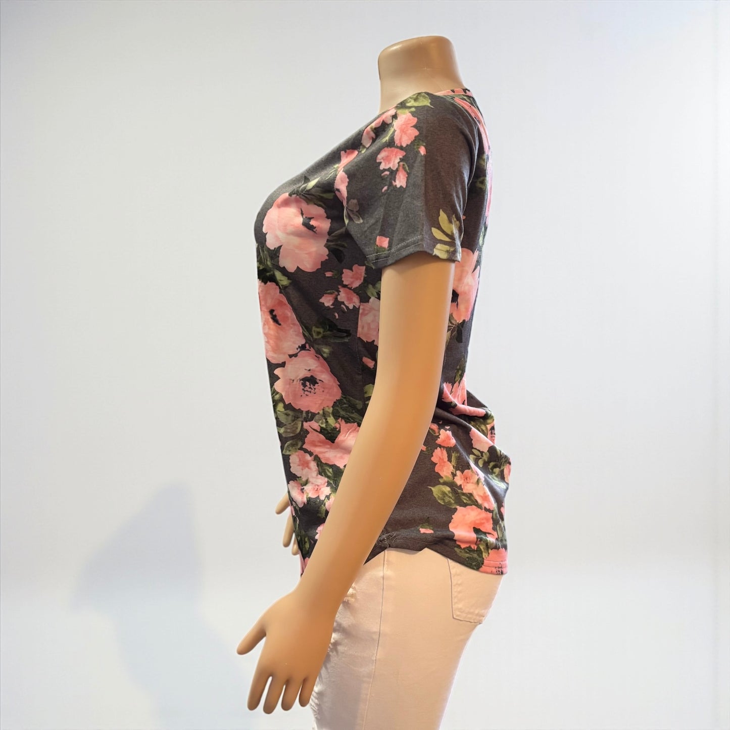 Camisa de manga corta gris con escote en V y flores para mujer