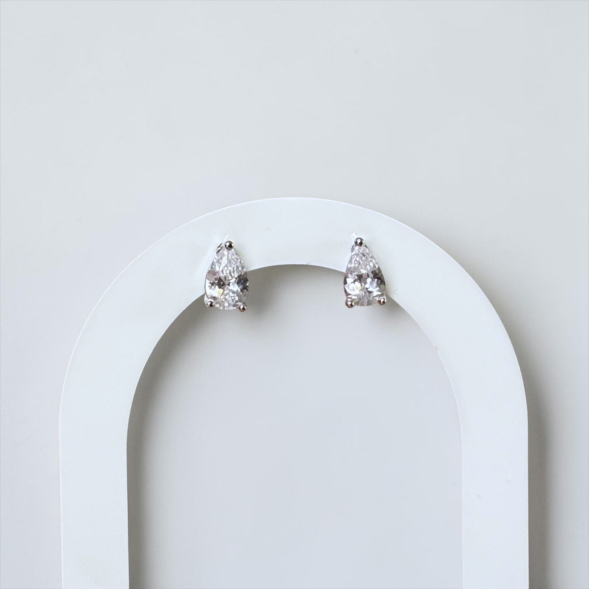 Elegante conjunto de pendientes y anillo con clase