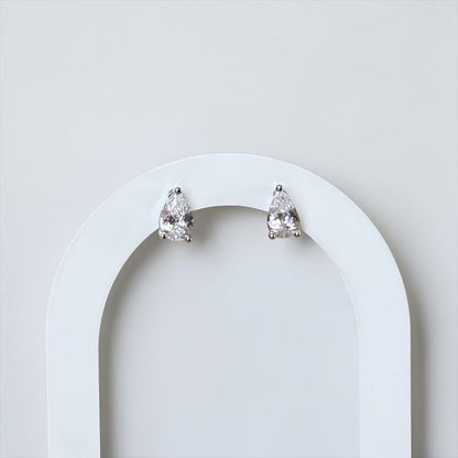 Elegante conjunto de pendientes y anillo con clase