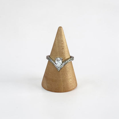Elegante conjunto de pendientes y anillo con clase