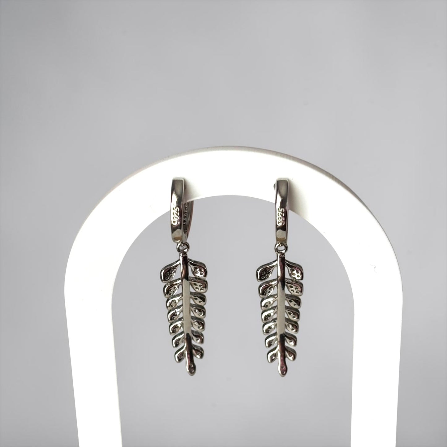 Pendientes circulares con forma de hoja