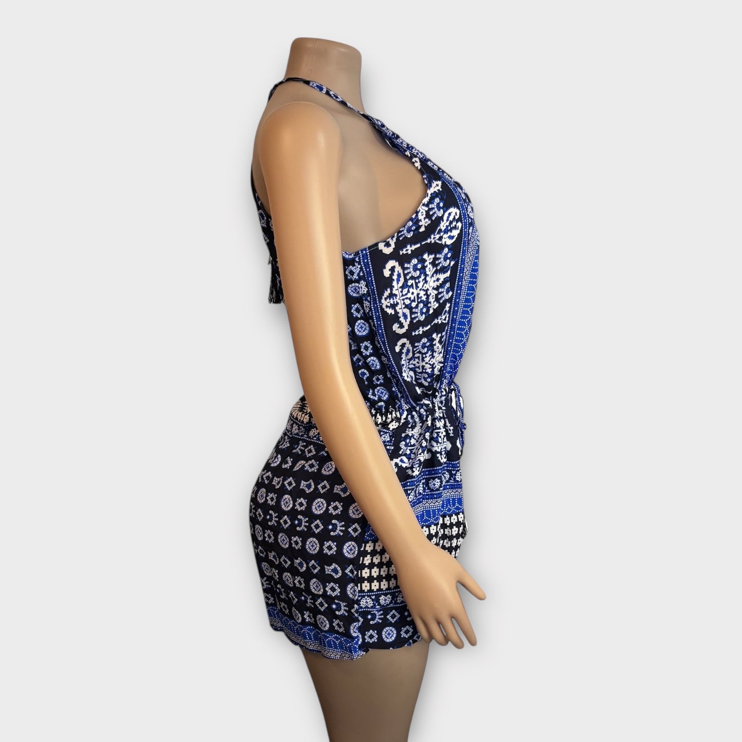 Mono corto con escote halter y abertura en la boca de cerradura para mujer en color azul