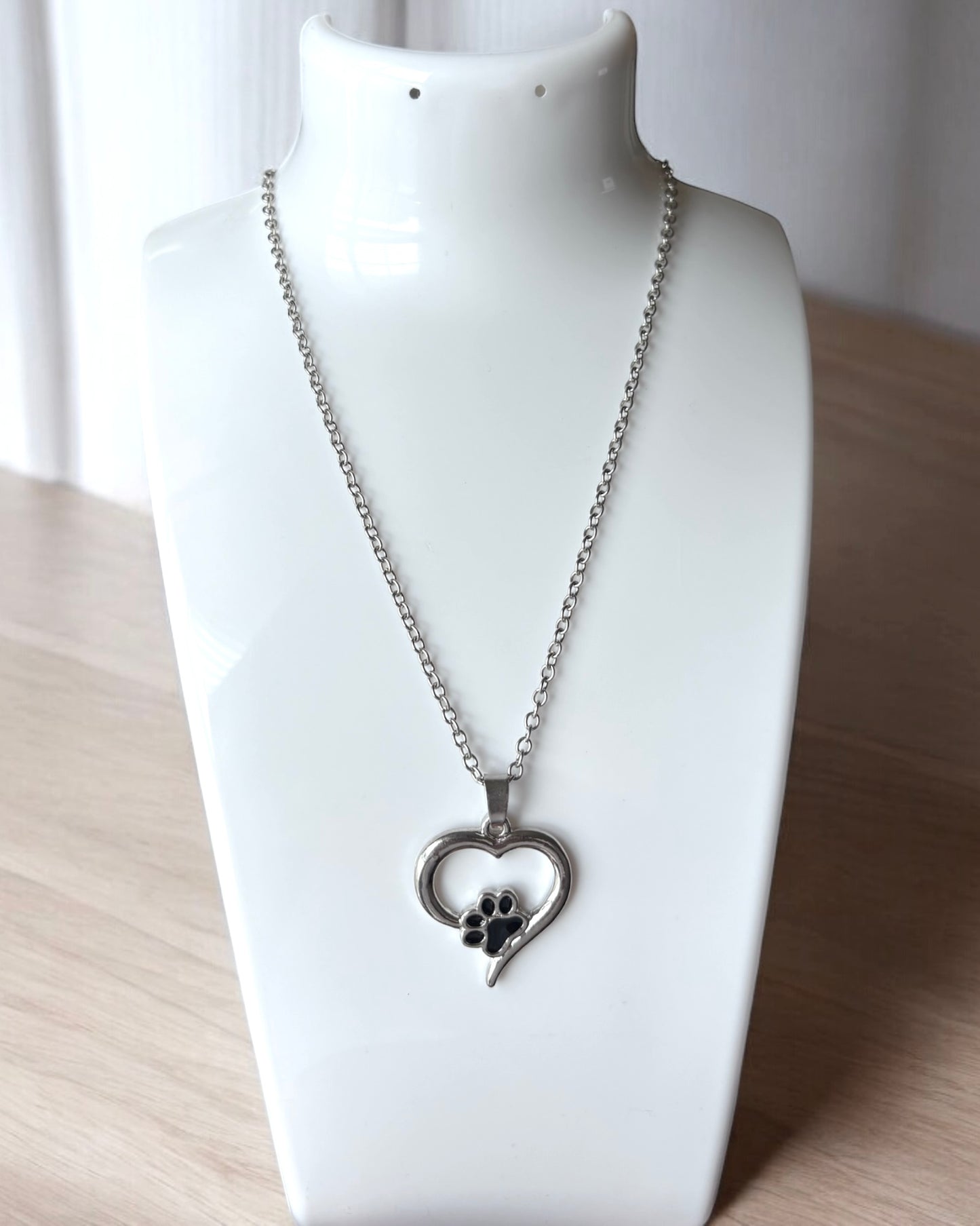 Collar con dije de pata y corazón para mujer