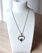 Collar con dije de pata y corazón para mujer
