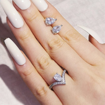 Elegante conjunto de pendientes y anillo con clase