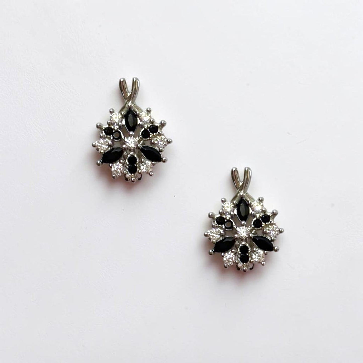 Pendientes de aro con flores negras y plateadas
